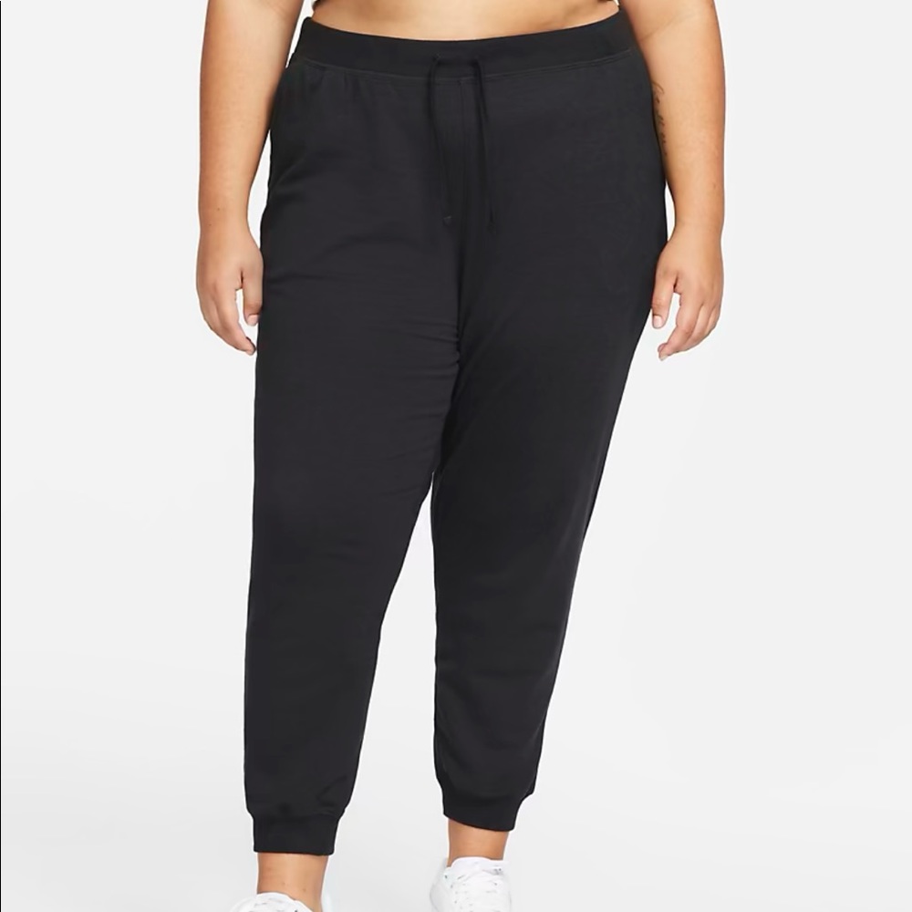 2X Black Women's NIKE YOGA LUXE 7/8 Fleece Joggers (Plus Size)